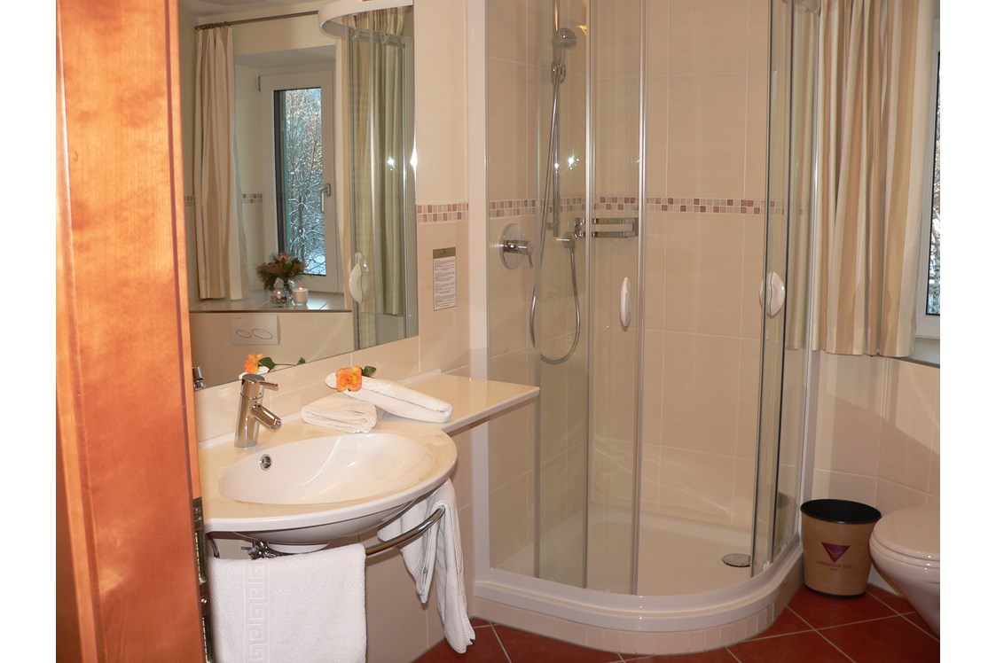 Wanderhotel: Badezimmer - Die Lilie - Hotel Garni