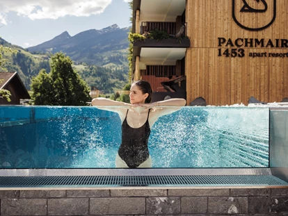 Wanderurlaub - Fahrstuhl - Panorama Infinitypool mit Glaskante - PACHMAIR 1453 apart resort
