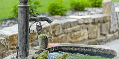Wanderurlaub - Hotel-Schwerpunkt: Wandern & Biken - Tirol - Neben unserem Bauernhof gehört auch noch Wald zum ASTER - hier entspringen unsere 3 Quellen und liefern uns bestes Trinkwasser - ApartHOTEL Asterhof und seine Ferienhäuser