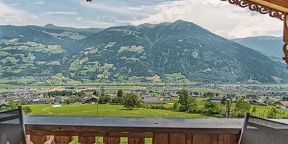 Wanderurlaub - Hotel-Schwerpunkt: Wandern & Biken - Tirol - Diesen Ausblick genießt Ihr von unserer Penthouse Suite WeitBlick. 100 m² mit 2 Schlafzimmern, 2 Badezimmern, voll ausgestatteter Küche & Wohnzimmer mit großem Panoramafenster - ApartHOTEL Asterhof und seine Ferienhäuser