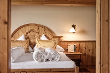 Wanderhotel: Heimisches Handwerk und regionales Design. Jedes Element in unseren Suiten spiegelt die Seele Tirols. Jedes Materiela ist bei uns hier Zuhause. - ApartHOTEL Asterhof und seine Ferienhäuser