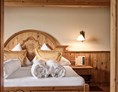Wanderhotel: Heimisches Handwerk und regionales Design. Jedes Element in unseren Suiten spiegelt die Seele Tirols. Jedes Materiela ist bei uns hier Zuhause. - ApartHOTEL Asterhof und seine Ferienhäuser