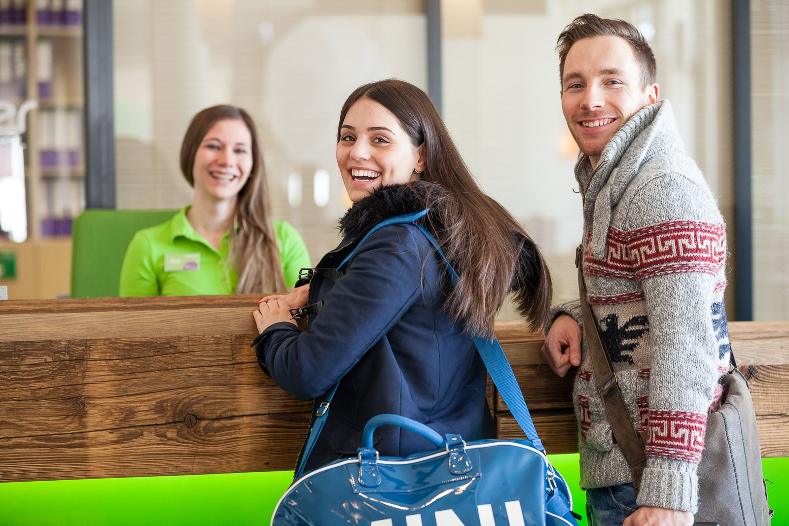 Wanderurlaub - Hotelbar - Ried im Oberinntal - Einchecken an der Rezeption in der Explorer Lounge.  - Explorer Hotel Ötztal