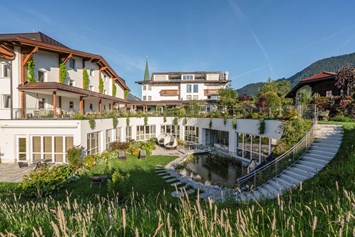 Wanderhotel: Aussenansicht mit Zaubergarten und Biotop - Juffing Hotel & Spa
