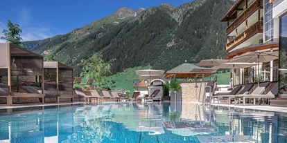 Wanderurlaub - Hotel-Schwerpunkt: Wandern & Biken - Tirol - Außenpool im Hotel Post Ischgl - Hotel Post Ischgl