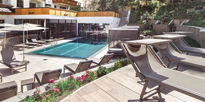 Wanderurlaub - Hotel-Schwerpunkt: Wandern & Biken - Tirol - Außenpool im Hotel Post Ischgl - Hotel Post Ischgl