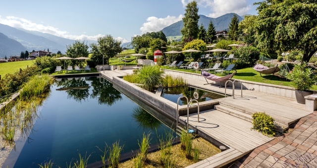 Wanderhotel: 20m biologischer Schwimmteich - Gardenhotel Crystal