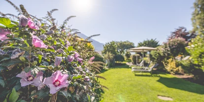 Wanderurlaub - Pools: Schwimmteich - Liegewiese im Garten - Gardenhotel Crystal