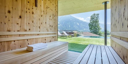 Wanderurlaub - Pools: Schwimmteich - Panoramasauna - Gardenhotel Crystal