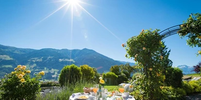 Wanderurlaub - Pools: Schwimmteich - Sonnenterrasse
 - Gardenhotel Crystal