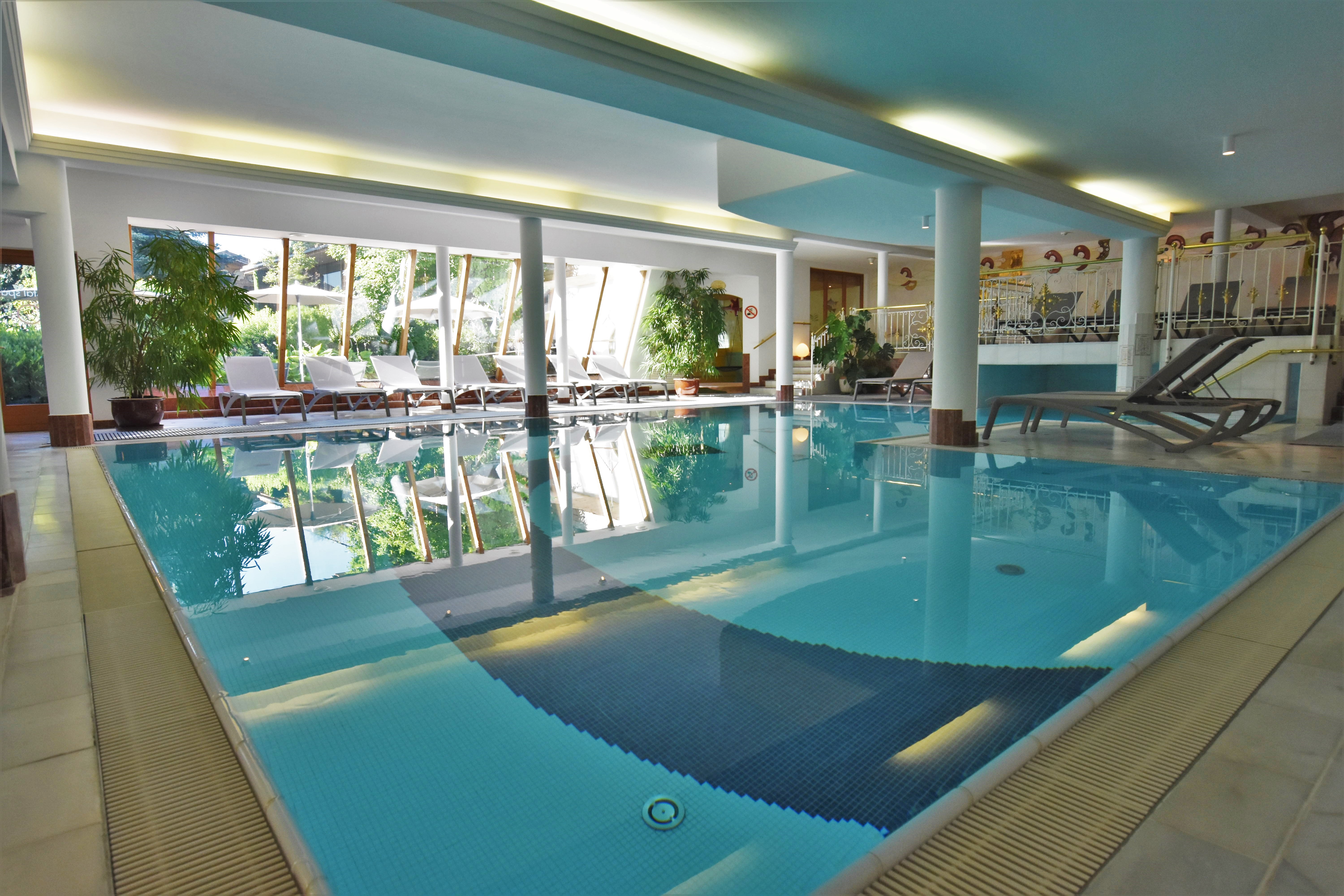 Wanderhotel: Wellnessbereich mit Hallenbad - Gardenhotel Crystal