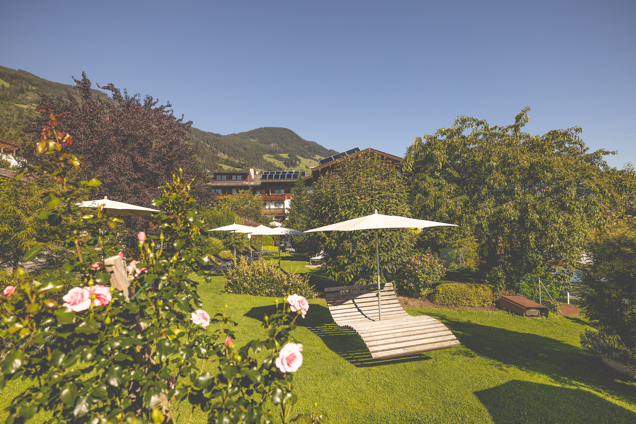 Wanderhotel: Blumenliegewiese im Garten - Gardenhotel Crystal