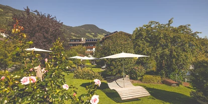 Wanderurlaub - Pools: Schwimmteich - Blumenliegewiese im Garten - Gardenhotel Crystal