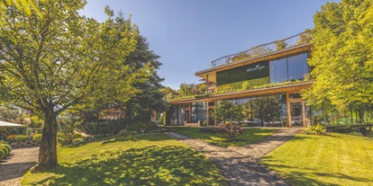 Wanderurlaub - Pools: Schwimmteich - Crystal Garten mit atrium Spa - Gardenhotel Crystal