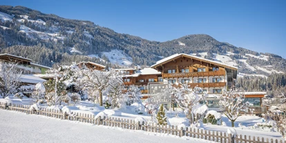 Wanderurlaub - Pools: Schwimmteich - Aussenansicht Winter - Gardenhotel Crystal