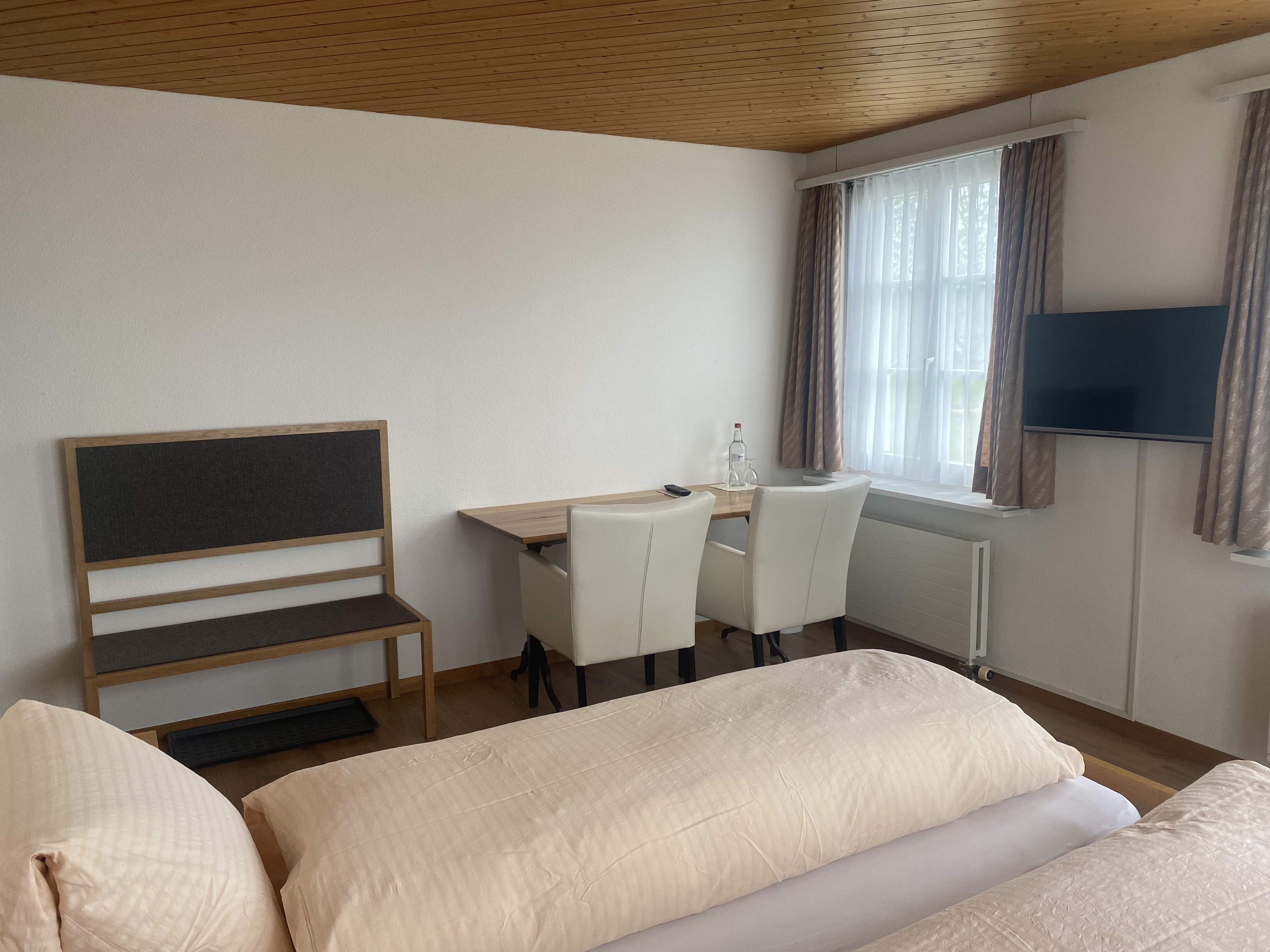 Wanderhotel: Doppelzimmer Superior mit Balkon - Hirschen Wald - Gasthaus & Bäckerei