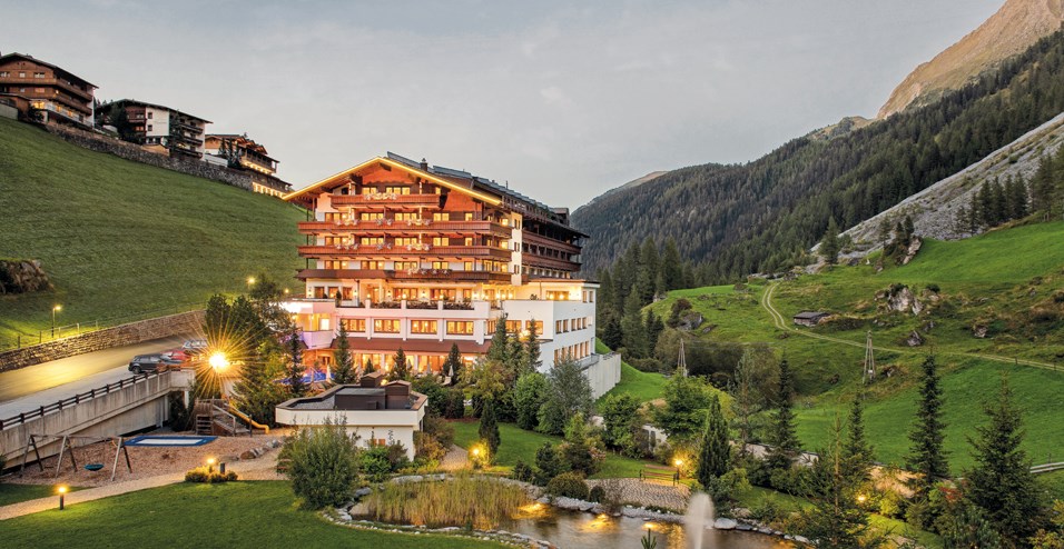 Wanderhotel: Außenansicht des Hotels  - Hotel Alpenhof
