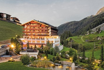 Wanderhotel: Außenansicht des Hotels  - Hotel Alpenhof