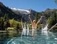 Wanderhotel: Panorama-Außen-Whirlpool mit Blick zum Hintertuxer Gletscher - Hotel Alpenhof