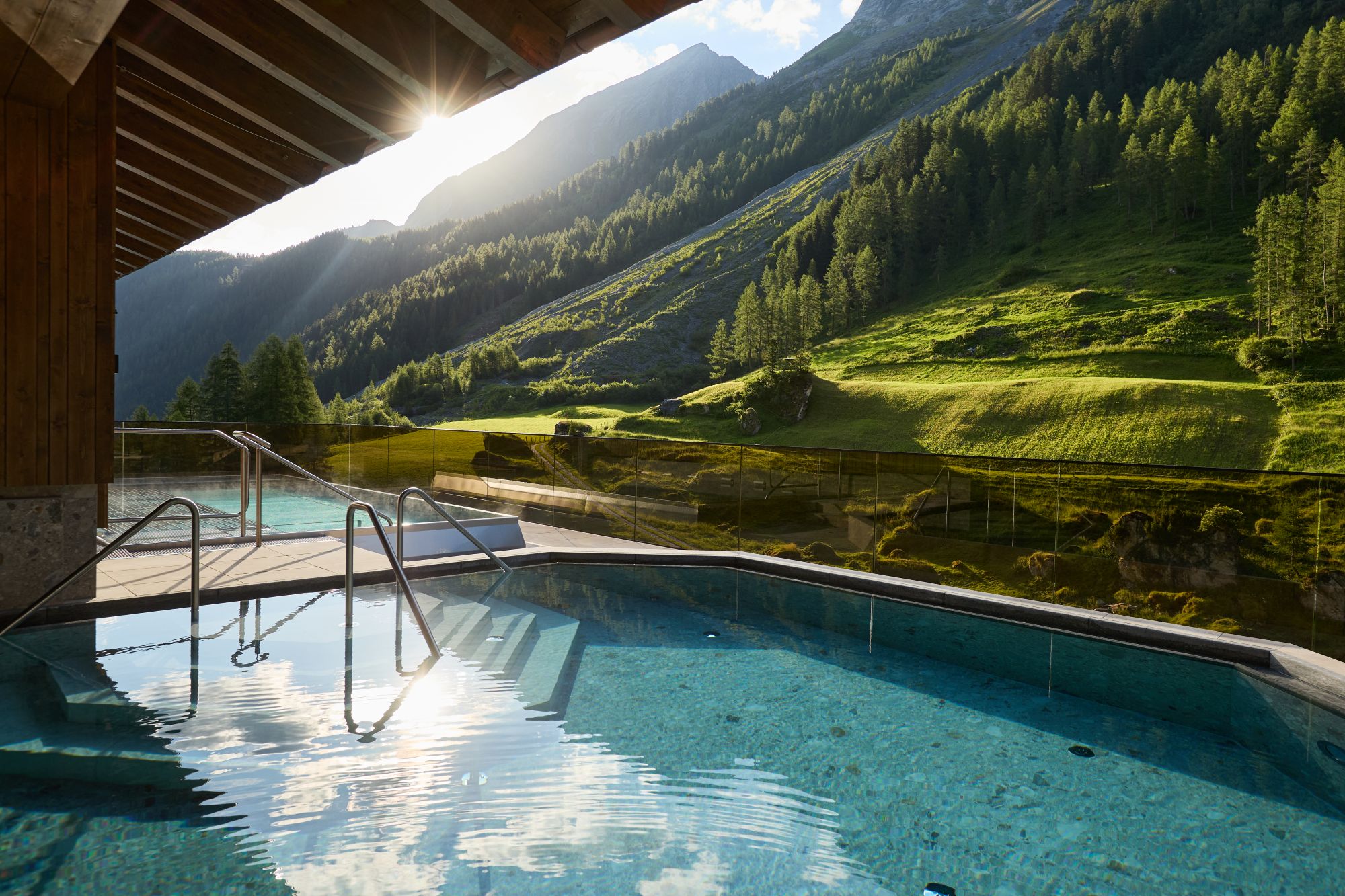 Wanderurlaub - Vals (Vals) - Kaltwasserbecken und Whirlpool - Hotel Alpenhof