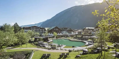 Wanderurlaub - Pools: Schwimmteich - Neuhaus Zillertal Resort