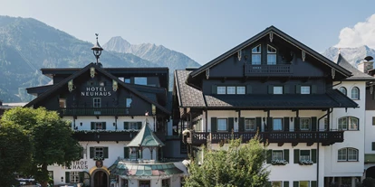 Wanderurlaub - Pools: Schwimmteich - Neuhaus Zillertal Resort