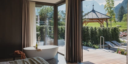 Wanderurlaub - Pools: Schwimmteich - Neuhaus Zillertal Resort