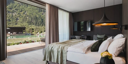 Wanderurlaub - Pools: Schwimmteich - Neuhaus Zillertal Resort