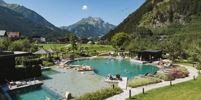 Wanderurlaub - Pools: Schwimmteich - Neuhaus Zillertal Resort
