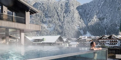 Wanderurlaub - Pools: Schwimmteich - Neuhaus Zillertal Resort