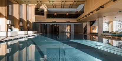 Wanderurlaub - Pools: Schwimmteich - Neuhaus Zillertal Resort