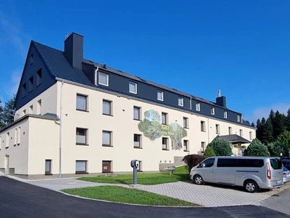Wanderurlaub - Fahrstuhl - Unser Hotel, von der Ostseite, mit Parkmöglichkeit direkt vor dem Hotel, Ladestation für Elelktroautos und Fahrräder. - Hotel Erlebnis Wald Johanngeorgenstadt
