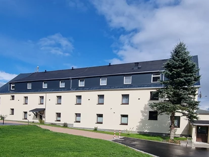 Wanderurlaub - Fahrstuhl - Unser Hotel, Anischt Westseite. Wunderbar ruhig gelegen, direkt am Wald.  - Hotel Erlebnis Wald Johanngeorgenstadt