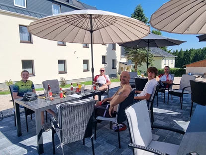 Wanderurlaub - Fahrstuhl - Und nach der Wanderung entspannen auf der Sonnenterasse bei einem Getränk. - Hotel Erlebnis Wald Johanngeorgenstadt