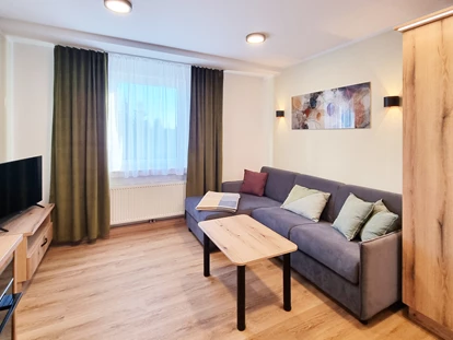 Wanderurlaub - Fahrstuhl - Unser XL-Appartement mit einer gemütlichen Couch. - Hotel Erlebnis Wald Johanngeorgenstadt