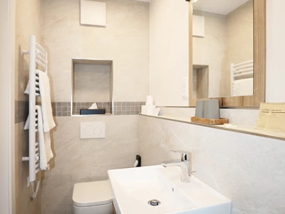 Wanderurlaub - Fahrstuhl - Das Bad mit WC, Waschtisch  - Hotel Erlebnis Wald Johanngeorgenstadt