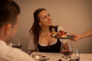 Wanderhotel: Romantisches Candle Light Dinner im Weinkeller für ganz besondere Anlässe - Wohlfühlhotel Schiestl