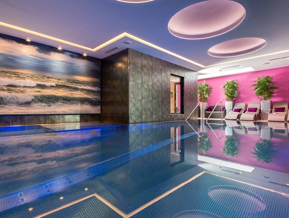 Wanderhotel: Hallenbad mit Gegenstrom-Anlage und Whirl-Liegen - mein romantisches Hotel-Garni Toalstock