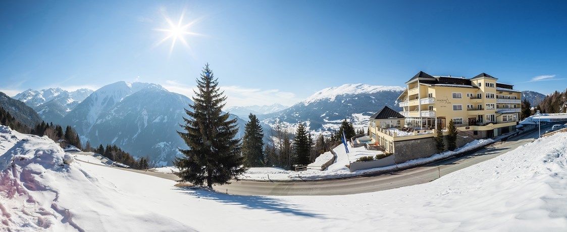 Wanderhotel: Aussenansicht Hotel Winter - Panorama Alpin Moments