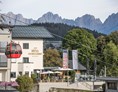 Wanderhotel: Traumhafter Urlaubsgenuss im Aktivhotel Schweizerhof Kitzbühel.
Bei uns verbringen Sie Ihren Urlaub in der absolut besten Lage von Kitzbühel, am Fuße der weltberühmten Skiabfahrt Streif und direkt neben der Talstation der Hahnenkamm-Bergbahn. Starten Sie direkt vor unserer Haustüre in Ihren aktiven Urlaubstag in den Kitzbüheler Alpen und genießen Sie Sommer wie Winter die beste Lage.
Unser eingespieltes Team erwartet Sie mit ehrlicher Gastfreundschaft und aufmerksamem Service.

Wir freuen uns auf Sie!

Ihr Gastgeber Siegfried Maier, Hoteldirektorin Barbara Hendler
und das gesamte Team vom Aktivhotel Schweizerhof - Aktivhotel Schweizerhof