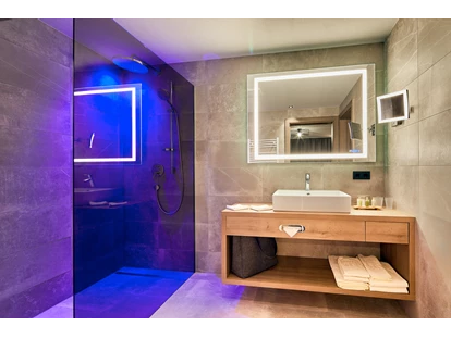 Wanderurlaub - Hotel-Schwerpunkt: Wandern & Biken - Tirol - Moderne Badezimmer im Adler Inn Hintertux - ADLER INN Tyrol Mountain Resort