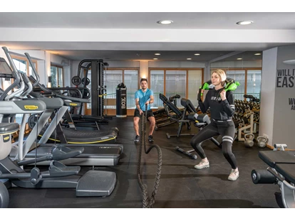 Wanderurlaub - Hotel-Schwerpunkt: Wandern & Biken - Tirol - 250 m² Fitness Area im Adler Inn mit Functional Fitness Bereich - ADLER INN Tyrol Mountain Resort