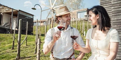 Wanderurlaub - Steiermark - Paar mit einem Glas Wein im Wanderurlaub auf der Terrasse - Weingarten-Resort Unterlamm Loipersdorf