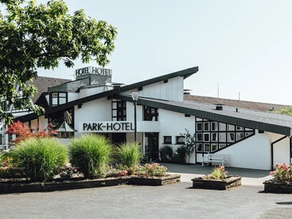 Wanderurlaub - Fahrstuhl - Haupteingang - Parkhotel Nümbrecht