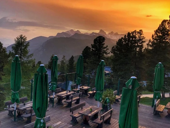 Wanderhotel: Sonnenuntergang auf der Terrasse - Berggasthof Steinerhaus