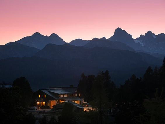 Wanderhotel: Sonnenuntergang Dachstein - Berggasthof Steinerhaus