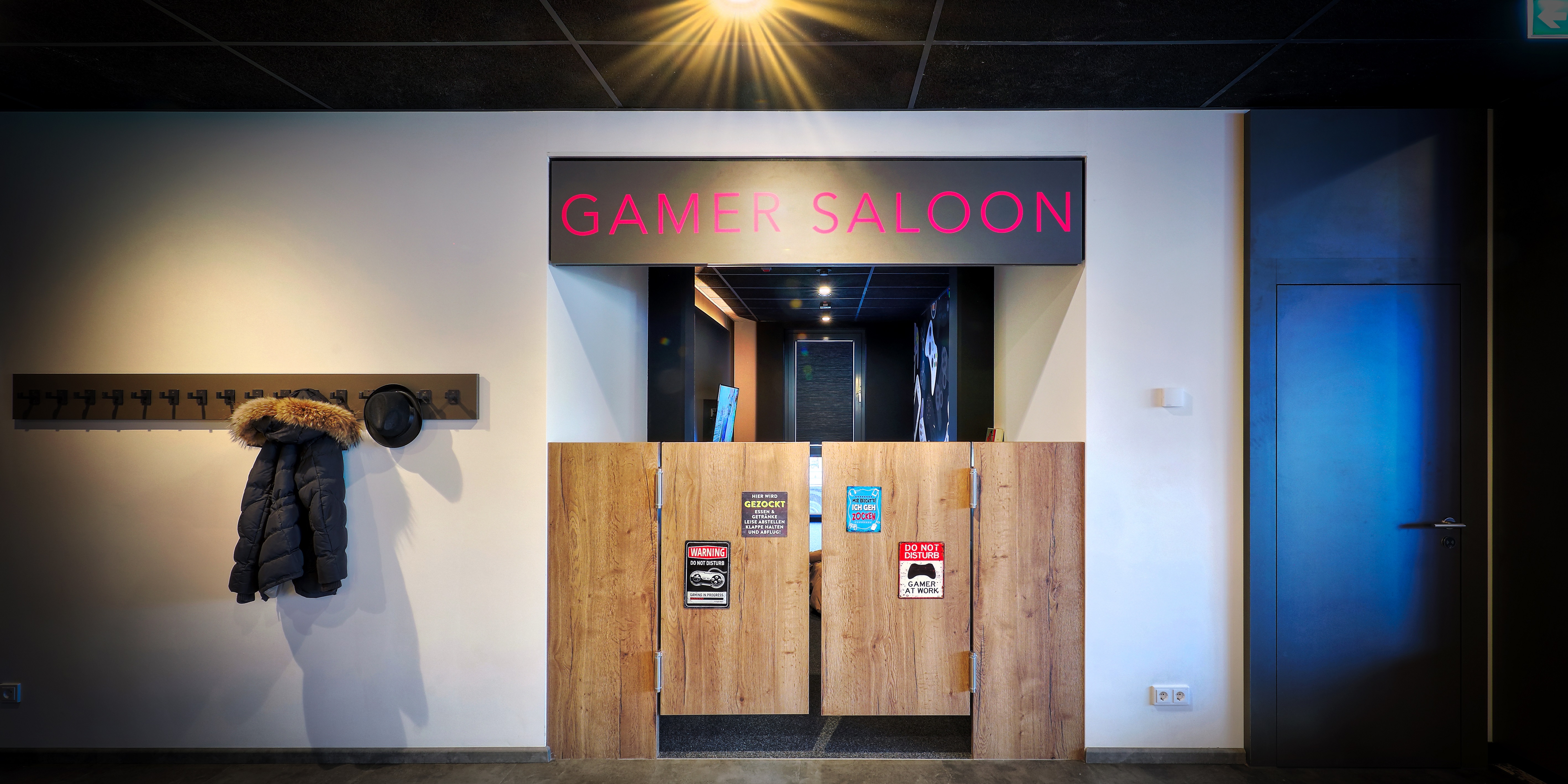 Wanderhotel: Gamer Saloon außen - Emils Hotel