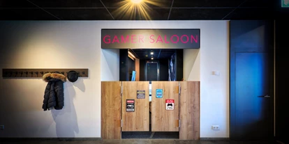Wanderurlaub - Fahrstuhl - Gamer Saloon außen - Emils Hotel