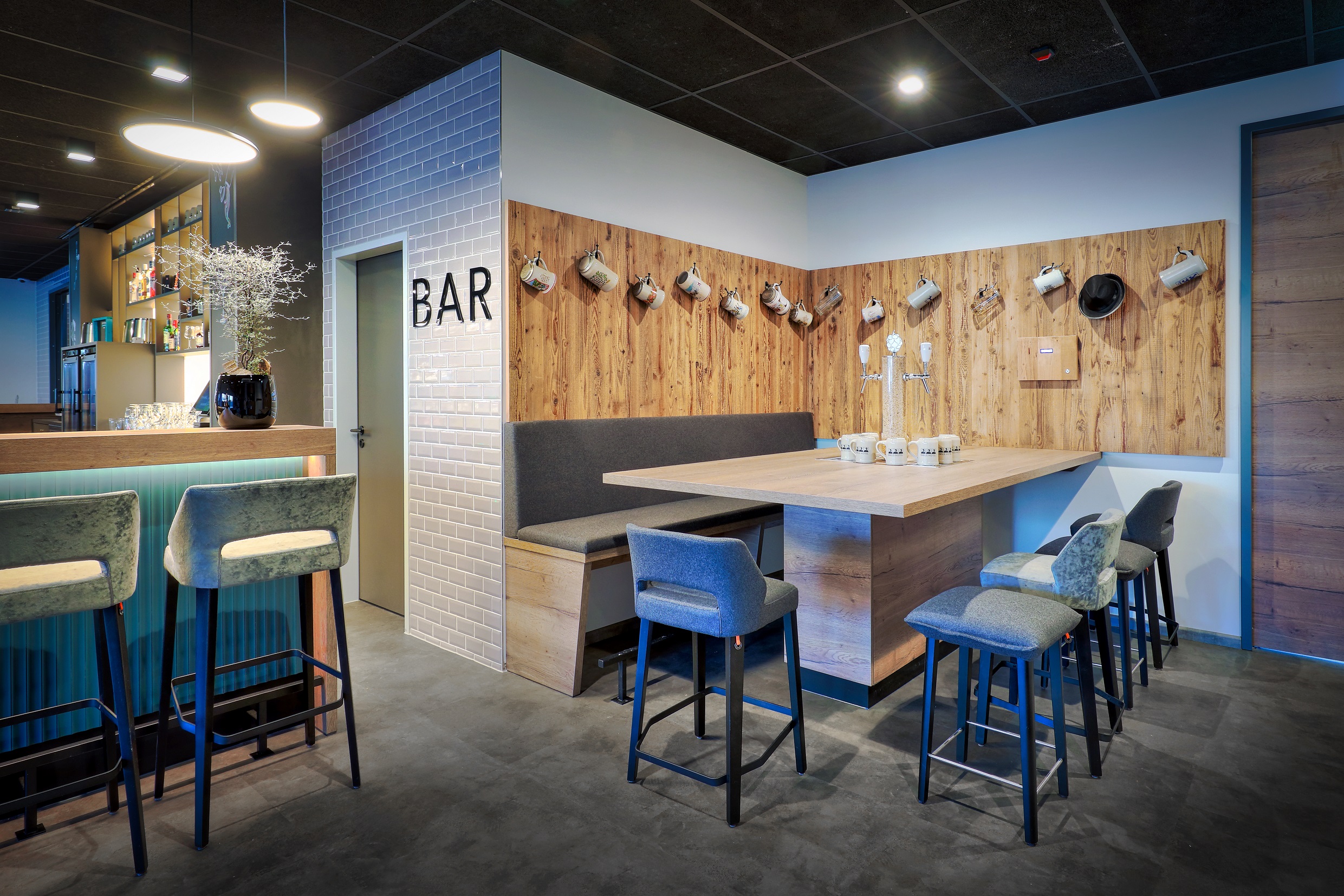 Wanderhotel: Bierzapftisch - Emils Hotel