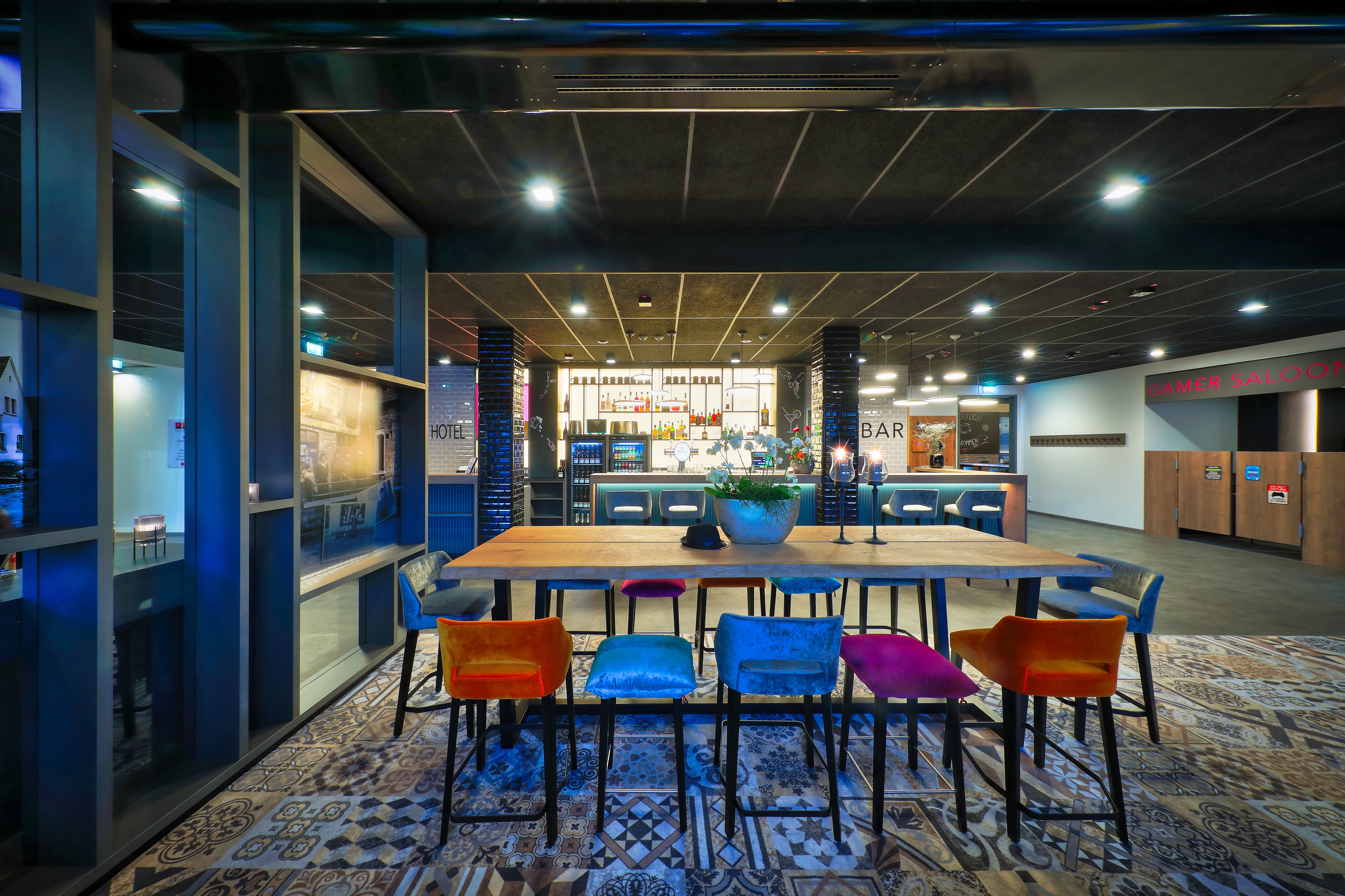 Wanderhotel: Esstisch mit Bar - Emils Hotel